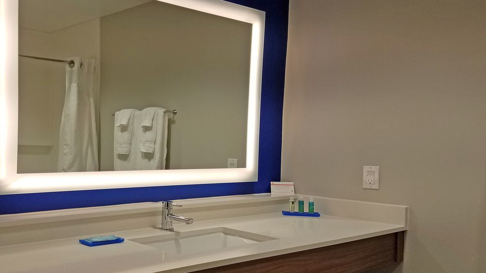 Holiday Inn Express Hastings By Ihg Exteriör bild